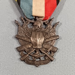 MEDAILLES ANCIEN COMBATTANT GUERRE DE 1870 1871 OUBLIER JAMAIS AVEC BARRETTE DOREE 1914 - 1918 ET UN PETIT CASQUE ADRIAN